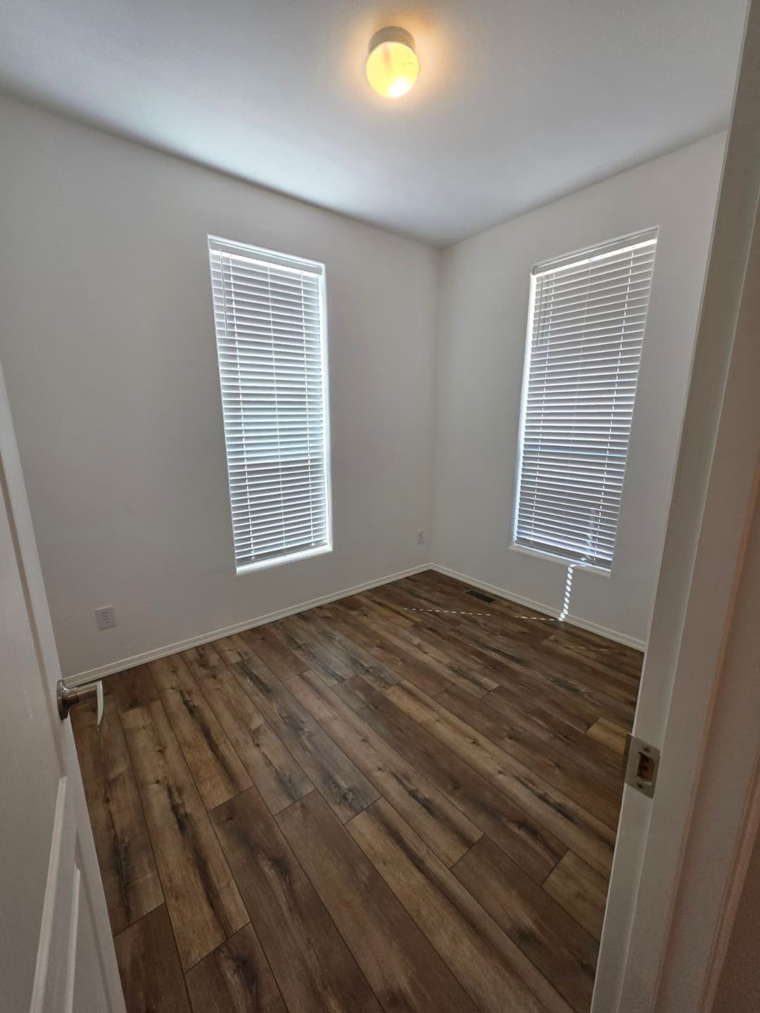 Edge 20302a bedroom home features