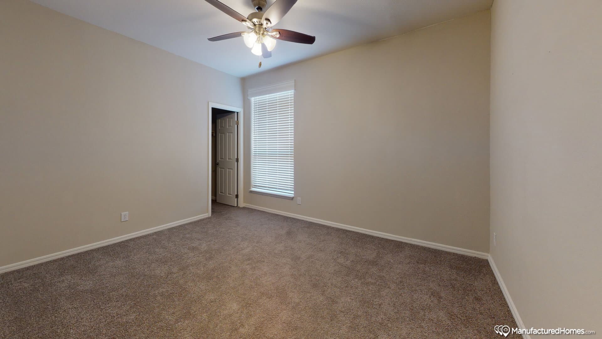 Desert ridge 32704a bedroom home features