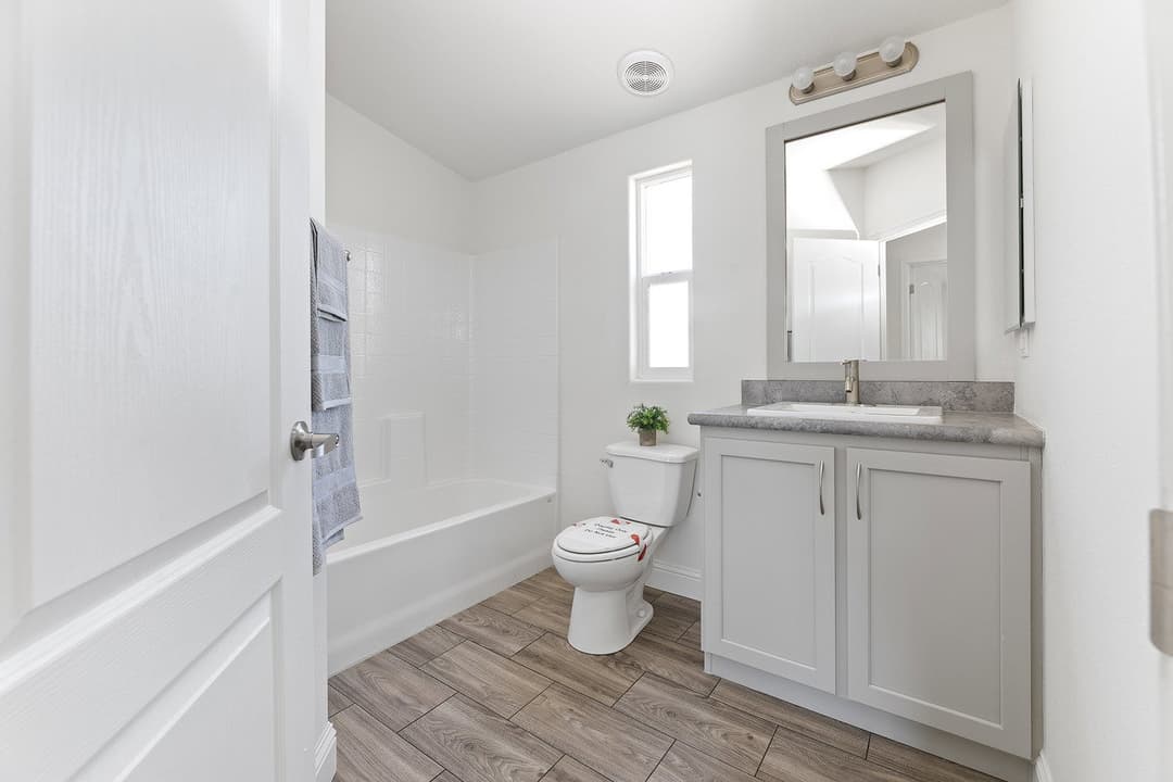 Sedona ridge interior and bathroom home features