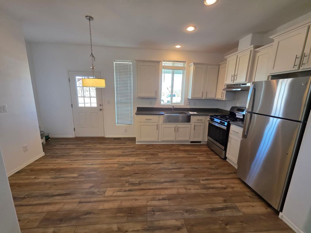 Edge 20302a kitchen home features