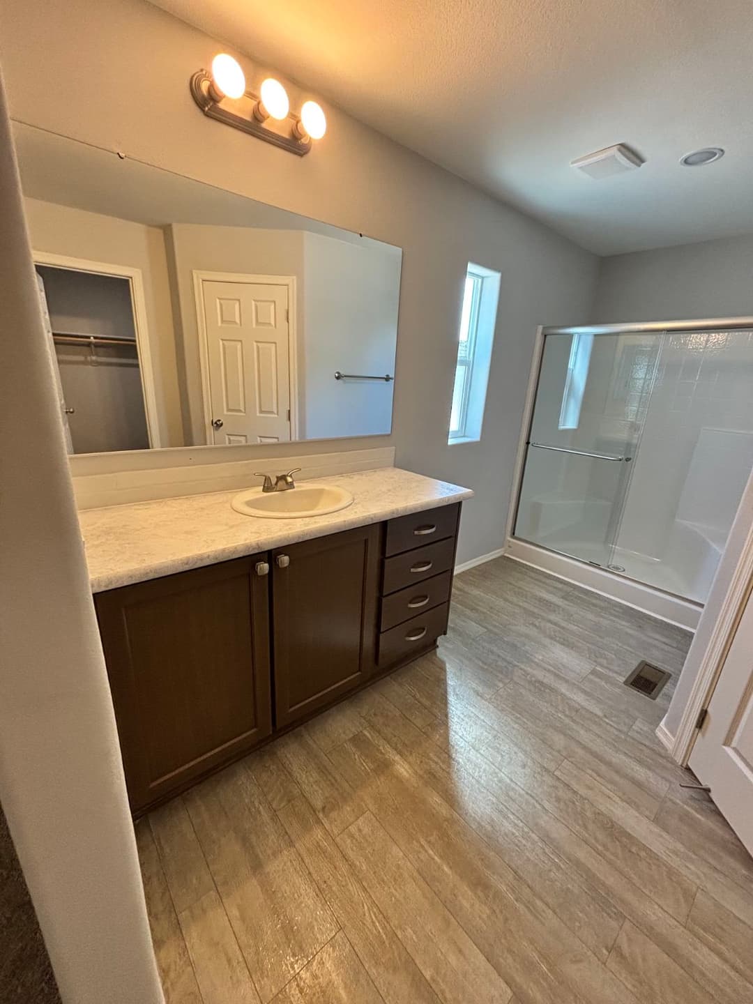Limited series 28483a bathroom home features