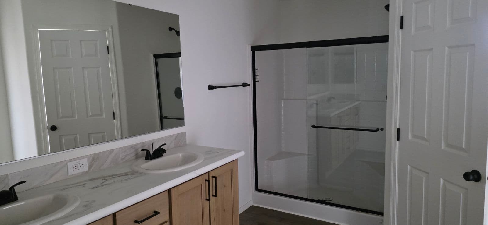 Limited series 28523a bathroom home features