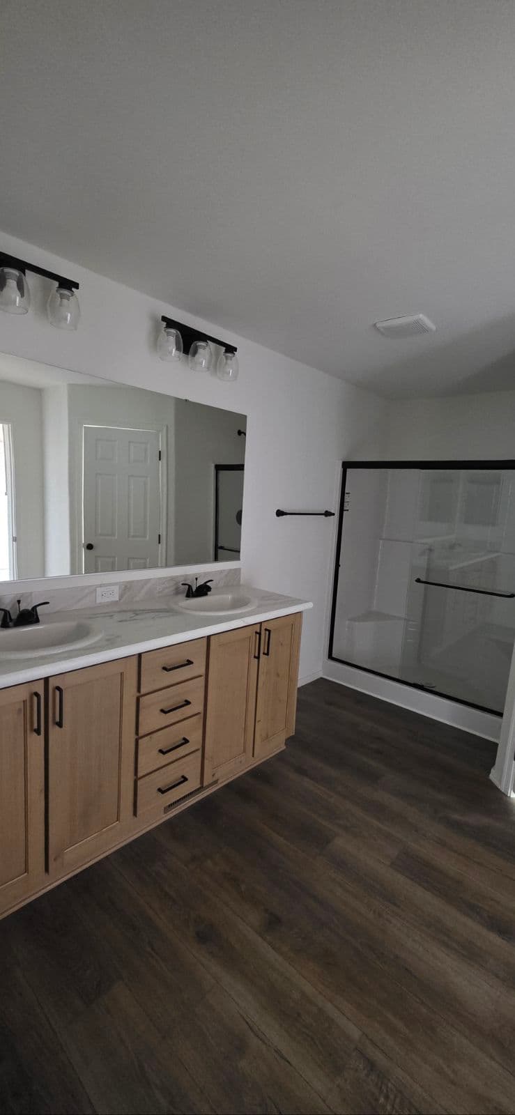 Liberty 28523a bathroom home features