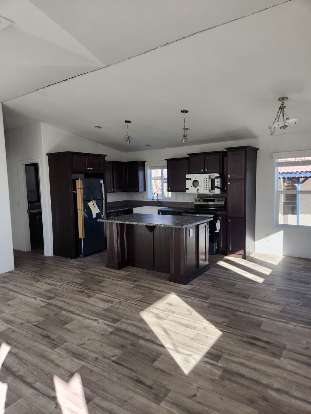 Edge 24402a kitchen home features