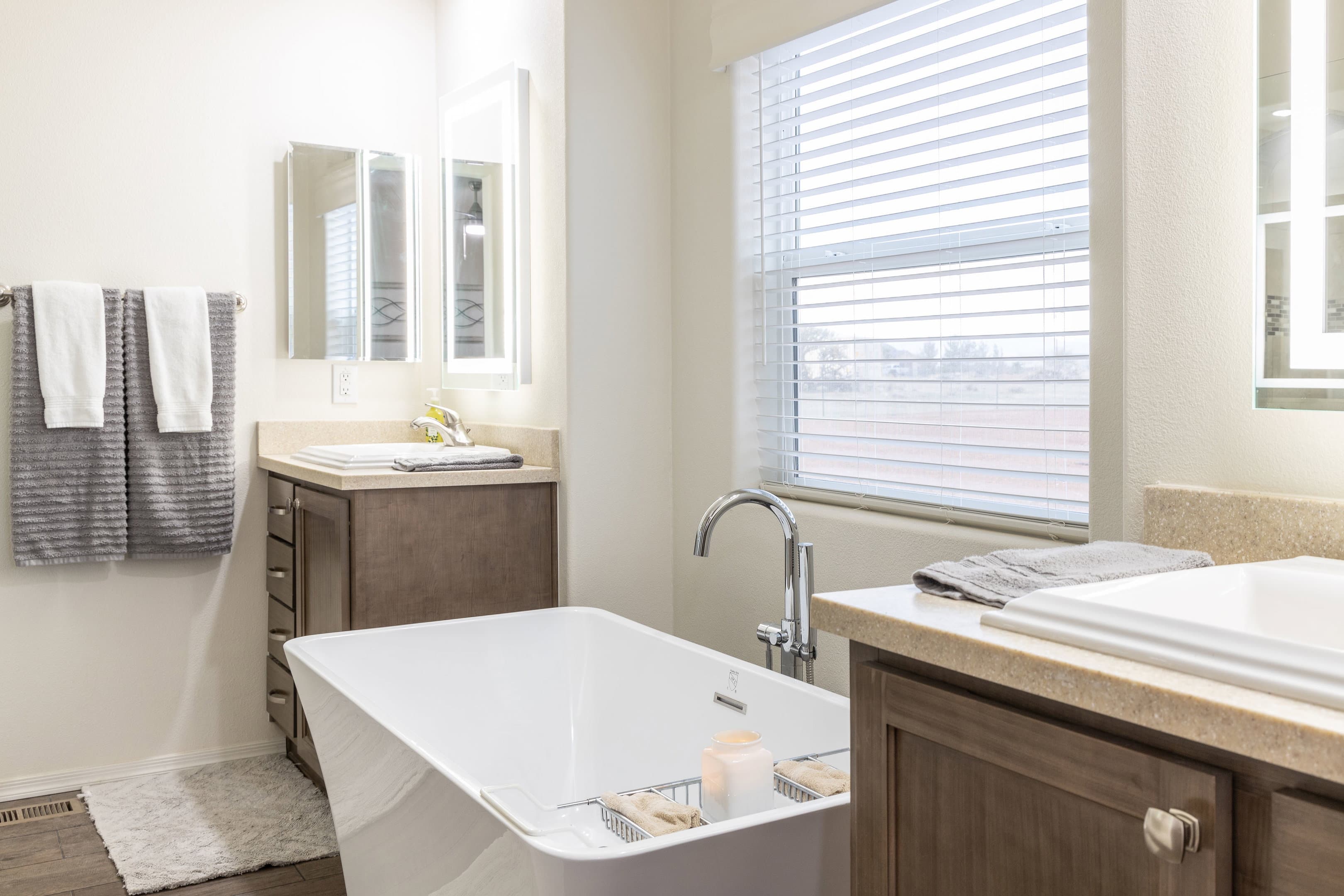 Desert ridge 28583a bathroom home features