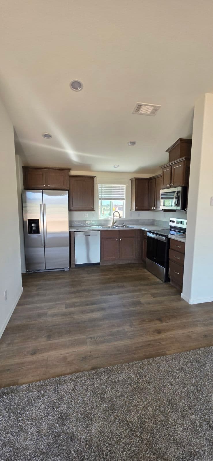 Sierra value 24403b interior and kitchen home features