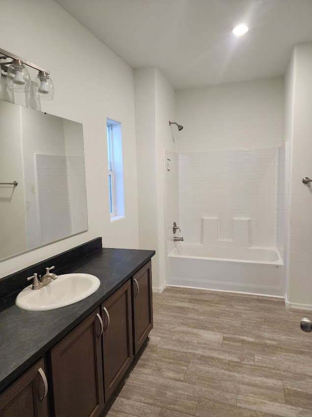 Liberty 28604a bathroom home features