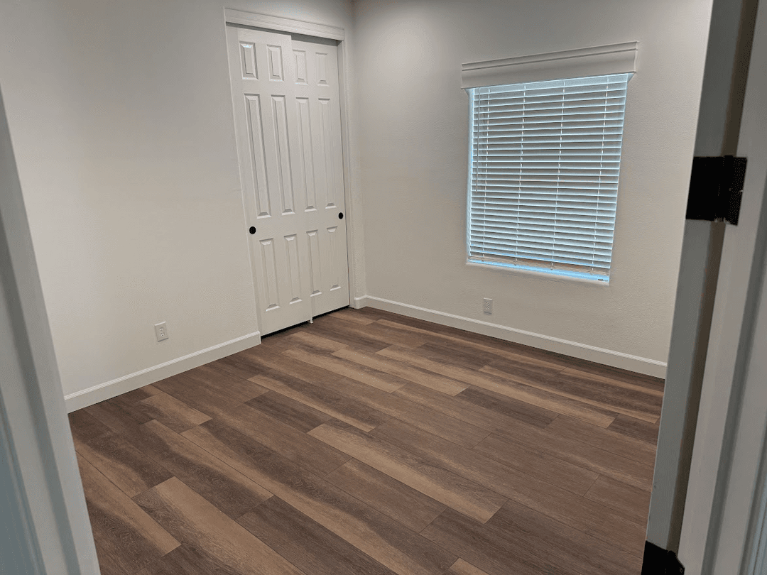 Catalina 2860b bedroom home features