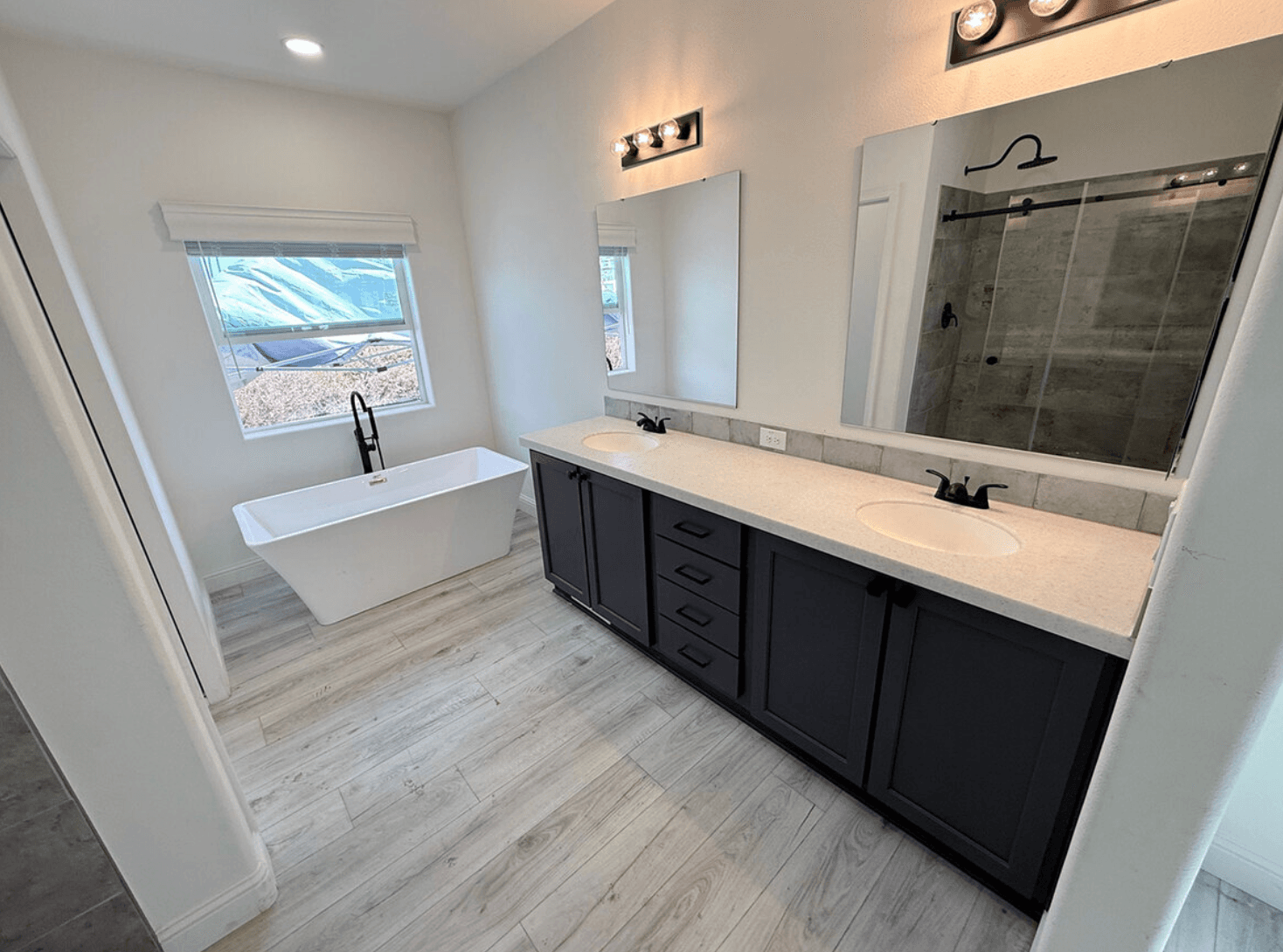 Rise 28583r bathroom home features